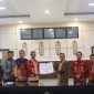 FOTO BERSAMA: Kakanwil Kemenkum Kalteng Hajrianor berfoto bersama jajaran Pemkab Lamandau usai rapat harmonisasi enam Raperbup di Aula Mentaya, Kamis (12/3/2026).