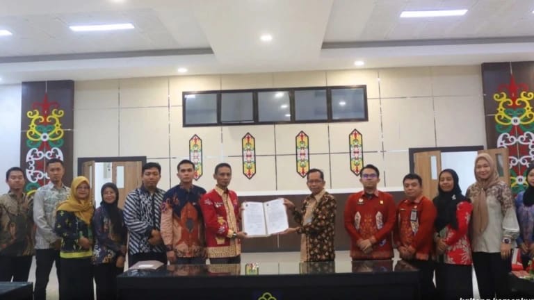 FOTO BERSAMA: Kakanwil Kemenkum Kalteng Hajrianor berfoto bersama jajaran Pemkab Lamandau usai rapat harmonisasi enam Raperbup di Aula Mentaya, Kamis (12/3/2026).