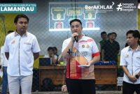 SAMBUTAN : Bupati Lamandau, Rizky Aditya Putra, saat memberikan sambutan saat penutupan Turnamen Futsal Tidar Cup 1 Tahun 2026 di Lapangan Kubau Futsal Arena, Jumat (13/03/2026).