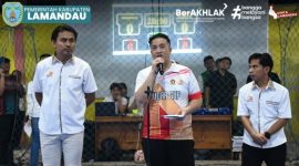 SAMBUTAN : Bupati Lamandau, Rizky Aditya Putra, saat memberikan sambutan saat penutupan Turnamen Futsal Tidar Cup 1 Tahun 2026 di Lapangan Kubau Futsal Arena, Jumat (13/03/2026). 