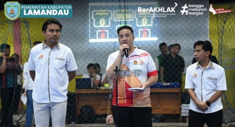 SAMBUTAN : Bupati Lamandau, Rizky Aditya Putra, saat memberikan sambutan saat penutupan Turnamen Futsal Tidar Cup 1 Tahun 2026 di Lapangan Kubau Futsal Arena, Jumat (13/03/2026). 