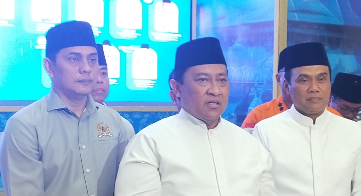 DIWAWANCARAI : Wagub Kalteng, H Edy Peratowo, saat diwawancarai awak media usai buka bersama dengan keluarga besar Dinas Perhubungan Kalteng, Rabu (4/3/2026).