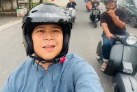 KONVOI : Para scooterist kemudian melakukan rolling thunder atau konvoi bersama mengelilingi sejumlah ruas jalan di Kota Sampit, Minggu (8/3/2026).