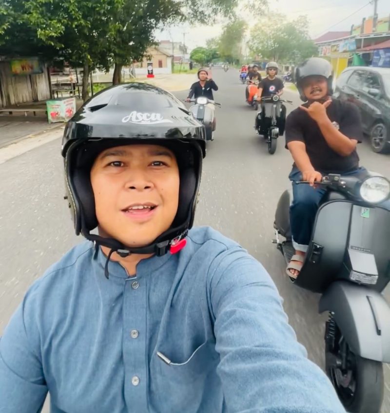KONVOI : Para scooterist kemudian melakukan rolling thunder atau konvoi bersama mengelilingi sejumlah ruas jalan di Kota Sampit, Minggu (8/3/2026).