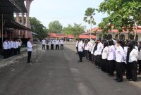 PIMPIN : Bupati Seruyan, Ahmad Selanorwanda, saat memimpin langsung apel perdana pasca libur Hari Raya Idulfitri 1447 Hijriah di lingkungan Setda Kabupaten Seruyan, Rabu (25/3/2026).