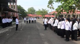 PIMPIN : Bupati Seruyan, Ahmad Selanorwanda, saat memimpin langsung apel perdana pasca libur Hari Raya Idulfitri 1447 Hijriah di lingkungan Setda Kabupaten Seruyan, Rabu (25/3/2026).