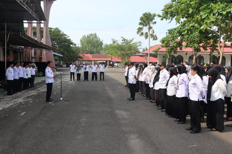 PIMPIN : Bupati Seruyan, Ahmad Selanorwanda, saat memimpin langsung apel perdana pasca libur Hari Raya Idulfitri 1447 Hijriah di lingkungan Setda Kabupaten Seruyan, Rabu (25/3/2026).