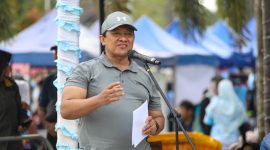 SAMBUTAN : Wakil Gubernur Kalimantan Tengah Edy Pratowo, saat menyampaikan sambutan kegiatan jalan sehat dan senam pagi bersama ASN dalam rangka Peringatan Hari Desa Nasional Tahun 2026. Kegiatan tersebut digelar di halaman Kantor Gubernur Kalimantan Tengah, Jumat (9/1/2026).