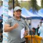 SAMBUTAN : Wakil Gubernur Kalimantan Tengah Edy Pratowo, saat menyampaikan sambutan kegiatan jalan sehat dan senam pagi bersama ASN dalam rangka Peringatan Hari Desa Nasional Tahun 2026. Kegiatan tersebut digelar di halaman Kantor Gubernur Kalimantan Tengah, Jumat (9/1/2026).