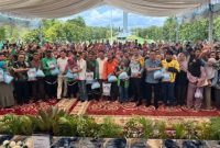 SALURKAN : Gubernur Kalteng H.Agustiar Sabran didampingi Wagub Kalteng Edy Pratowo, Plt Sekda Kalteng Leonard S Ampung beserta jajaran forkopimda saat menyalurkan paket sembako di pasakebersihan di gelar di halaman Istana Isen Mulang, Rabu (18/3/2026).
