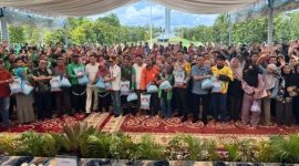 SALURKAN : Gubernur Kalteng H.Agustiar Sabran didampingi Wagub Kalteng Edy Pratowo, Plt Sekda Kalteng Leonard S Ampung beserta jajaran forkopimda saat menyalurkan  paket sembako di pasakebersihan di gelar di halaman Istana Isen Mulang, Rabu (18/3/2026).