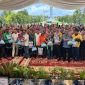 SALURKAN : Gubernur Kalteng H.Agustiar Sabran didampingi Wagub Kalteng Edy Pratowo, Plt Sekda Kalteng Leonard S Ampung beserta jajaran forkopimda saat menyalurkan  paket sembako di pasakebersihan di gelar di halaman Istana Isen Mulang, Rabu (18/3/2026).
