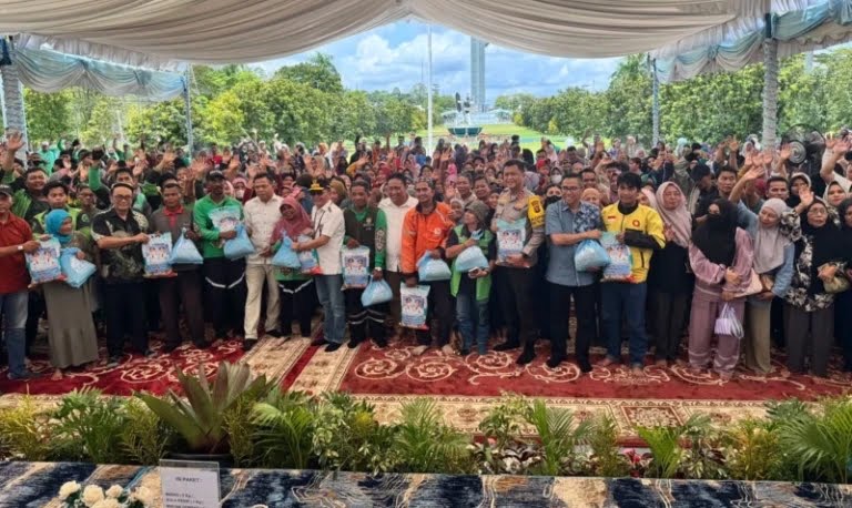 SALURKAN : Gubernur Kalteng H.Agustiar Sabran didampingi Wagub Kalteng Edy Pratowo, Plt Sekda Kalteng Leonard S Ampung beserta jajaran forkopimda saat menyalurkan  paket sembako di pasakebersihan di gelar di halaman Istana Isen Mulang, Rabu (18/3/2026).