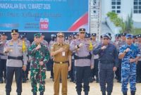 HADIRI :  Plt Sekda Kalteng Leonard S. Ampung saat menghadiri Apel Gelar Pasukan Operasi Ketupat Telabang 2026 di Lapangan Pangkalan Bun Park, Jalan H.M. Rafi’i, Kabupaten Kotawaringin Barat, Kamis (12/3/2026).
