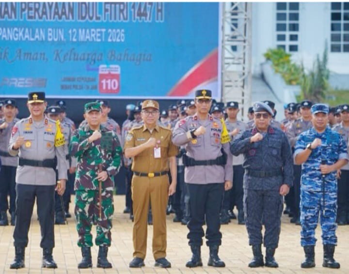 HADIRI :  Plt Sekda Kalteng Leonard S. Ampung saat menghadiri Apel Gelar Pasukan Operasi Ketupat Telabang 2026 di Lapangan Pangkalan Bun Park, Jalan H.M. Rafi’i, Kabupaten Kotawaringin Barat, Kamis (12/3/2026).
