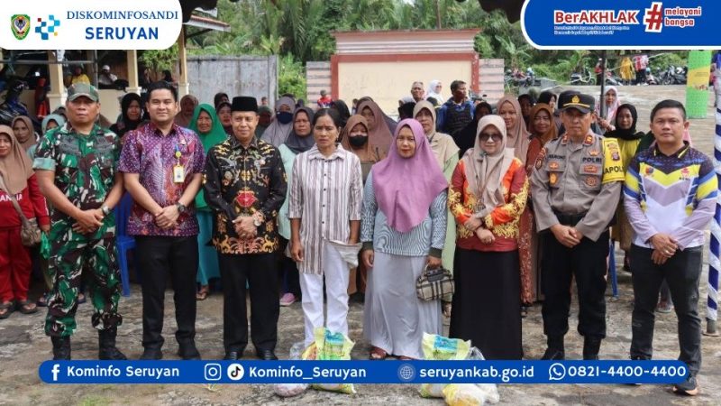 FOTO BERSAMA: Wakil Bupati Seruyan, Supian, saat foto bersama usai menghadiri program GPM di halaman Kantor Dinas Ketahanan Pangan dan Pertanian Kabupaten Seruyan, Jumat (13/2/2026).