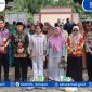 FOTO BERSAMA: Wakil Bupati Seruyan, Supian, saat foto bersama usai menghadiri program GPM di halaman Kantor Dinas Ketahanan Pangan dan Pertanian Kabupaten Seruyan, Jumat (13/2/2026).
