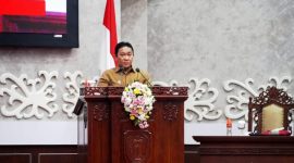 SAMBUTAN : Wakil Gubernur Kalteng H. Edy Pratowo saat menyampaikan sambutannya saat Rapat Paripurna DPRD Provinsi Kalimantan Tengah, Senin (05/01/2026).