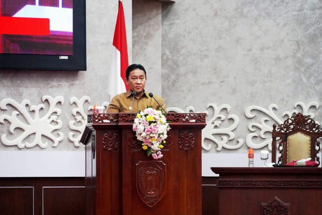 SAMBUTAN : Wakil Gubernur Kalteng H. Edy Pratowo saat menyampaikan sambutannya saat Rapat Paripurna DPRD Provinsi Kalimantan Tengah, Senin (05/01/2026).