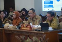 HADIRI : Staf Ahli Gubernur Bidang Ekonomi, Keuangan, dan Pembangunan Yuas Elko saat menghadiri membahas Rancangan Peraturan Daerah tentang Penyelenggaraan PMPTSP di ruang rapat DPRD, Selasa (20/1/2026). 
