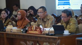 HADIRI : Staf Ahli Gubernur Bidang Ekonomi, Keuangan, dan Pembangunan Yuas Elko saat menghadiri membahas Rancangan Peraturan Daerah tentang Penyelenggaraan PMPTSP di ruang rapat DPRD, Selasa (20/1/2026). 

