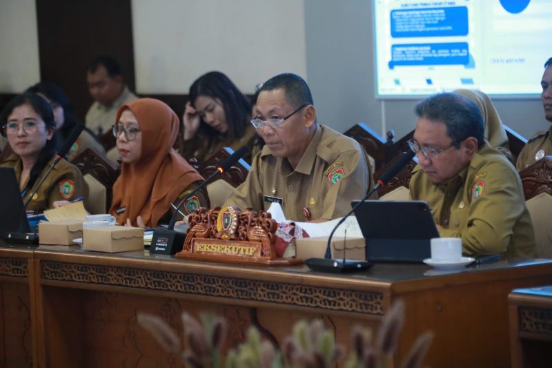HADIRI : Staf Ahli Gubernur Bidang Ekonomi, Keuangan, dan Pembangunan Yuas Elko saat menghadiri membahas Rancangan Peraturan Daerah tentang Penyelenggaraan PMPTSP di ruang rapat DPRD, Selasa (20/1/2026). 
