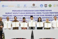 DOKUMEN : Menkomdigi Meutya Hafid bersama para menteri menunjukkan dokumen usai ditandatangani di Kantor Kemenko PMK, Jakarta Pusat, Kamis (12/03/2026).