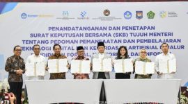 DOKUMEN : Menkomdigi Meutya Hafid bersama para menteri menunjukkan dokumen usai ditandatangani di Kantor Kemenko PMK, Jakarta Pusat, Kamis (12/03/2026).