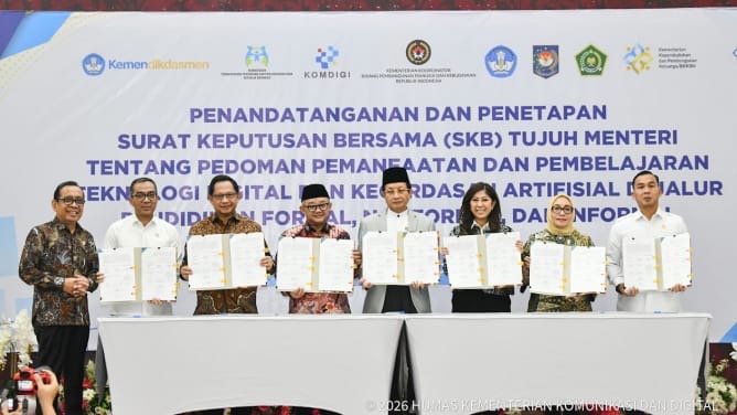 DOKUMEN : Menkomdigi Meutya Hafid bersama para menteri menunjukkan dokumen usai ditandatangani di Kantor Kemenko PMK, Jakarta Pusat, Kamis (12/03/2026).