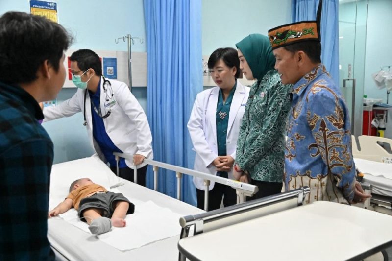 MENJENGUK : Gubernur Kalimantan Tengah Agustiar Sabran bersama Ketua TPKK Provinsi Kalimantan Tengah Aisyah Thisia Agustiar Sabran saat menjenguk pasien di salah satu rumah sakit beberapa waktu lalu.