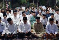 BERJAMAAH : Gubernur Provinsi Kalimantan Tengah H.Agustiar Sabran dan Wakil Gubernur Edy Pratowo saat mengikuti sholat berjamaah 
di halaman Kantor Sekretariat PWNU Kalteng, Palangka Raya, Selasa (7/3/2026).
