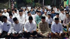 BERJAMAAH : Gubernur Provinsi Kalimantan Tengah H.Agustiar Sabran dan Wakil Gubernur Edy Pratowo saat mengikuti sholat berjamaah 
di halaman Kantor Sekretariat PWNU Kalteng, Palangka Raya, Selasa (7/3/2026).
