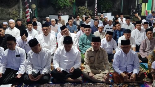 BERJAMAAH : Gubernur Provinsi Kalimantan Tengah H.Agustiar Sabran dan Wakil Gubernur Edy Pratowo saat mengikuti sholat berjamaah 
di halaman Kantor Sekretariat PWNU Kalteng, Palangka Raya, Selasa (7/3/2026).
