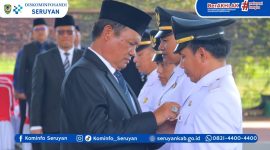 MELANTIK : Bupati Seruyan Ahmad Selanorwanda, secara resmi melantik dan mengambil sumpah/janji jabatan pejabat struktural dan fungsional yang digelar di Lapangan Tenis Indoor Kuala Pembuang, Sabtu (7/2/2026).
