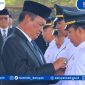 MELANTIK : Bupati Seruyan Ahmad Selanorwanda, secara resmi melantik dan mengambil sumpah/janji jabatan pejabat struktural dan fungsional yang digelar di Lapangan Tenis Indoor Kuala Pembuang, Sabtu (7/2/2026).
