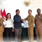SERAHKAN : Kepala Dinas Komunikasi dan Informatika, Statistik dan Persandian Kabupaten Lamandau Herwinson  menyerahkan laporan secara langsung kepada Wakil Ketua Komisi Informasi Provinsi Kalteng, Selasa (17/3/2026).(diskominfostandilamandau)