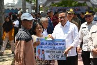 SERAHKAN : Plt Sekda Kalteng Leonard S. Ampung saat menyerahkan secara simbolis KHBS kepada warga Kabupaten Sukamara, Sabtu (14/3/2026).