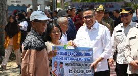SERAHKAN : Plt Sekda Kalteng Leonard S. Ampung saat menyerahkan secara simbolis KHBS kepada warga Kabupaten Sukamara, Sabtu (14/3/2026).