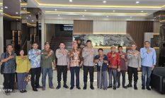 Kapolda Kalteng Bersama Koalisi Ormas Lakukan Penyelesaian Masalah di PT ABB Kapuas Secara Persuasif dan Adat