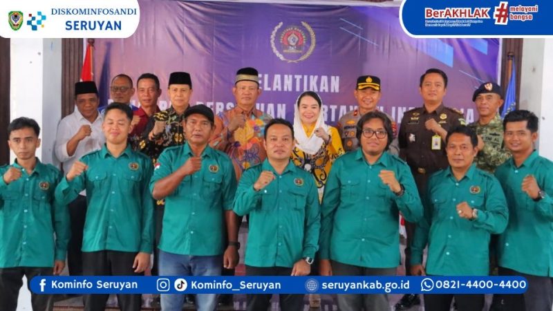 FOTO BERSAMA : Bupati Seruyan Ahmad Selanorwanda usai pelantikan pengurus PWI Kabupaten Seruyan di Pendopo Rumah Jabatan Bupati Seruyan, Jumat (20/2/2026).