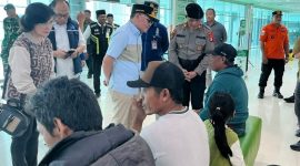 BERBINCANG : Gubernur Kalteng H. Agustiar Sabran berbincang dengan penumpang di bandara Tjilik Riwut agar memperhatikan keamanan selama perjalanan mudik, Sabtu (14/3/2026).