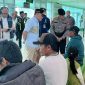 BERBINCANG : Gubernur Kalteng H. Agustiar Sabran berbincang dengan penumpang di bandara Tjilik Riwut agar memperhatikan keamanan selama perjalanan mudik, Sabtu (14/3/2026).