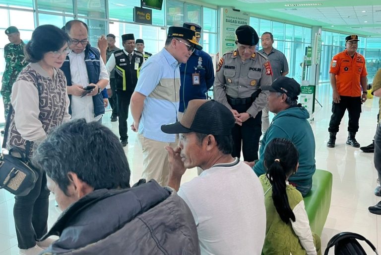 BERBINCANG : Gubernur Kalteng H. Agustiar Sabran berbincang dengan penumpang di bandara Tjilik Riwut agar memperhatikan keamanan selama perjalanan mudik, Sabtu (14/3/2026).
