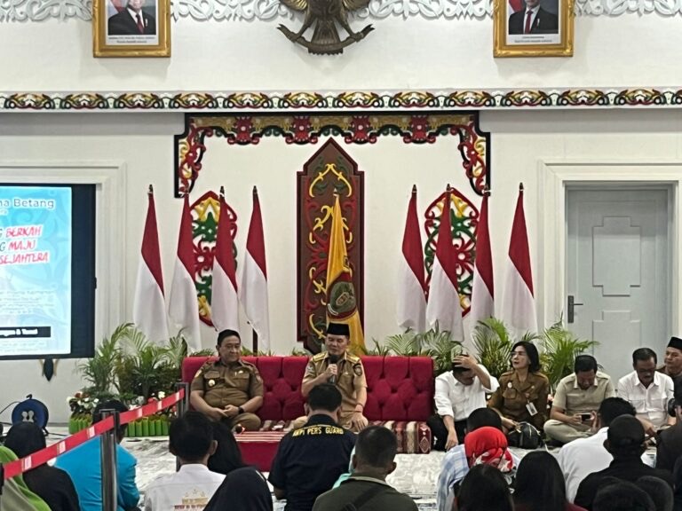 SOSIALISASI : Gubernur Kalteng H.Agustiar Sabran dan Wakil Gubernur Edy Pratowo saat kegiatan sosialisasi program pemerintah daerah di Istana Isen Mulang, Selasa (10/3/2026).
