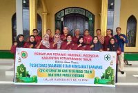 AKSI SOSIAL : PPNI Kabupaten Kotim saat foto bersama saat melakukan aksi sosial cek kesehatan gratis, berbagi takjil dan buka puasa bersama dalam rangka HUT ke 52, Selasa (17/3/2026).