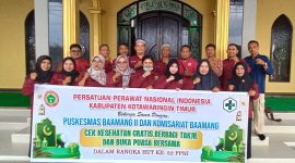 AKSI SOSIAL : PPNI Kabupaten Kotim saat foto bersama saat melakukan aksi sosial cek kesehatan gratis, berbagi takjil dan buka puasa bersama dalam rangka HUT ke 52, Selasa (17/3/2026).