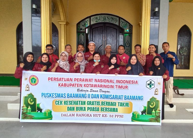 AKSI SOSIAL : PPNI Kabupaten Kotim saat foto bersama saat melakukan aksi sosial cek kesehatan gratis, berbagi takjil dan buka puasa bersama dalam rangka HUT ke 52, Selasa (17/3/2026).