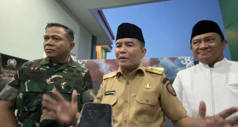 BUKA BERSAMA : Gubernur Kalteng H. Agustiar Sabran didampingi Pangdam XXII/Tambun Bungai Mayjen TNI Zainul Arifin dan Wakil Gubernur Kalteng H. Edy Pratowo, usai buka bersama, Selasa (3/3/2026).