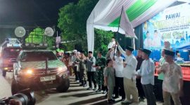 MELEPAS : Bupati Lamandau, Rizky Aditya Putra melepas pawai takbir keliling dalam rangka menyambut Hari Raya Idulfitri di depan Gedung LPTQ Kabupaten Lamandau, Jumat malam (20/3/2026). 