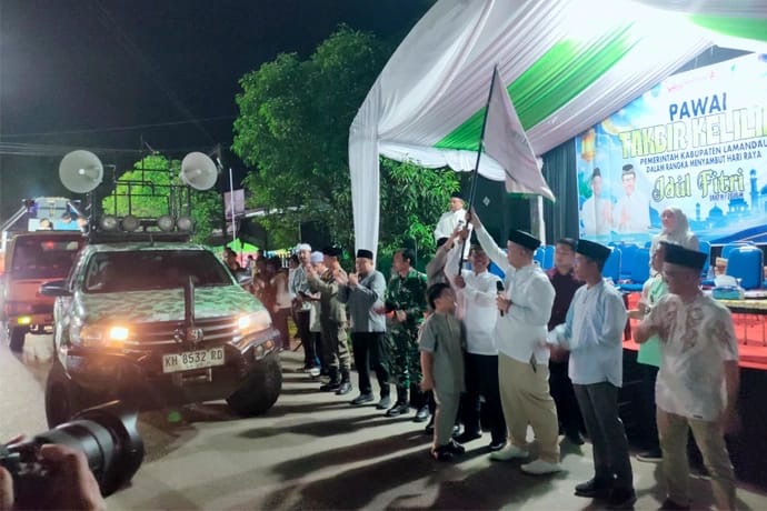 MELEPAS : Bupati Lamandau, Rizky Aditya Putra melepas pawai takbir keliling dalam rangka menyambut Hari Raya Idulfitri di depan Gedung LPTQ Kabupaten Lamandau, Jumat malam (20/3/2026). 